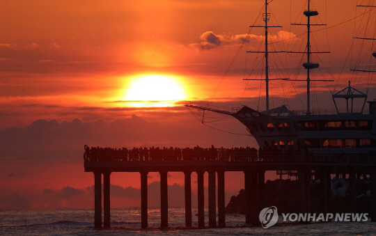 2024년 갑진년 새해가 밝았다. 위기를 슬기롭게 극복하고 새롭게 비상하는 한 해를 개척해 나가야할 것이다. 일출 명소인 강원도 강릉시 강동면 정동진에서 해가 솟아오르고 있다. 연합뉴스